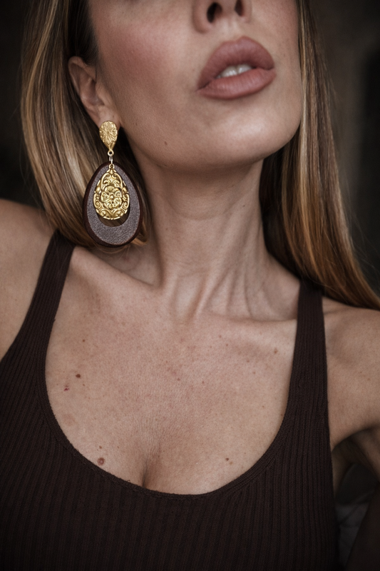 Orecchini effetto boho con inserti lavorati.
Un mix perfetto tra calore e carattere: la forma a goccia con dettaglio effetto legno si unisce alle finiture dorate lavorate, creando un look unico e super ricercato.
Ideali per dare personalità anche agli outfit più semplici, soprattutto con tonalità neutre o calde.