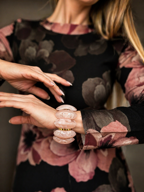 Bracciale elastico effetto marmorizzato rosa pastello.
Delicato ma super d’impatto, questo bracciale gioca con volumi morbidi e tonalità calde per illuminare il polso con eleganza. La resina effetto marmo, abbinata ai dettagli dorati, crea un mix raffinato ma facile da indossare ogni giorno