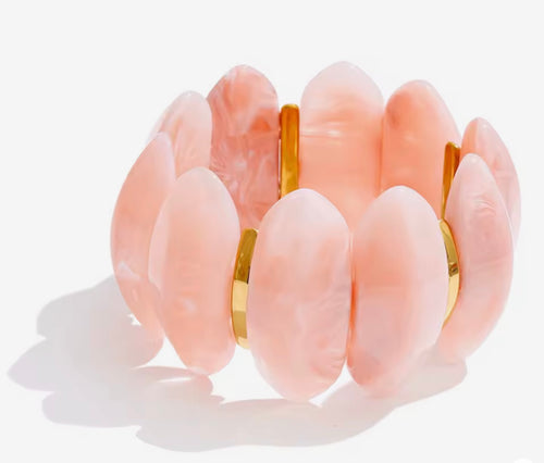 Bracciale elastico effetto marmorizzato rosa pastello.
Delicato ma super d’impatto, questo bracciale gioca con volumi morbidi e tonalità calde per illuminare il polso con eleganza. La resina effetto marmo, abbinata ai dettagli dorati, crea un mix raffinato ma facile da indossare ogni giorno