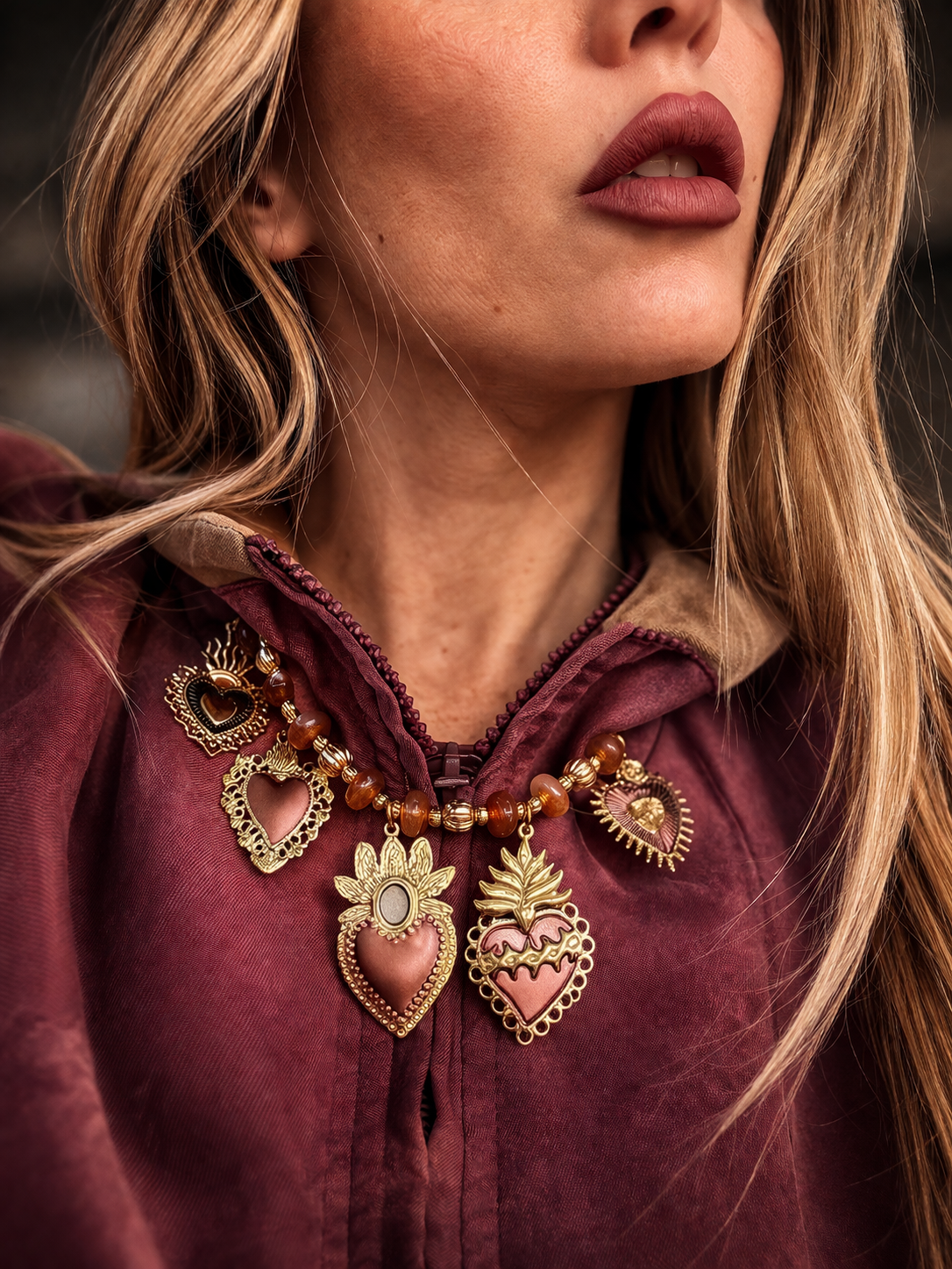 Collana con cuori sacri e dettagli smaltati.
Un gioiello ricco di simbolismo e carattere, che unisce il fascino dei cuori sacri a tonalità calde e avvolgenti. Le perline aranciate si alternano a dettagli dorati e pendenti smaltati, creando un mix vibrante e super distintivo