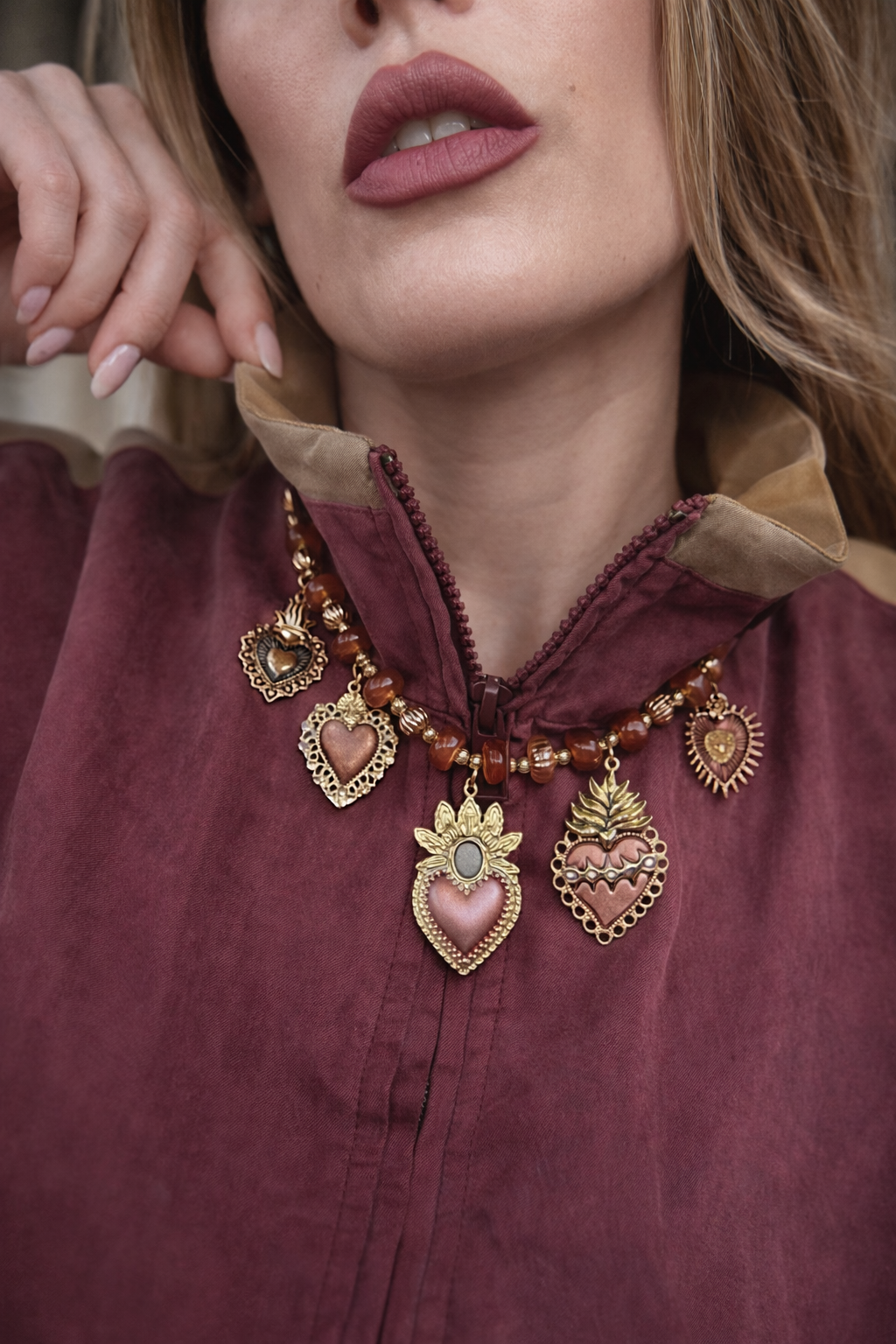 Collana con cuori sacri e dettagli smaltati.
Un gioiello ricco di simbolismo e carattere, che unisce il fascino dei cuori sacri a tonalità calde e avvolgenti. Le perline aranciate si alternano a dettagli dorati e pendenti smaltati, creando un mix vibrante e super distintivo