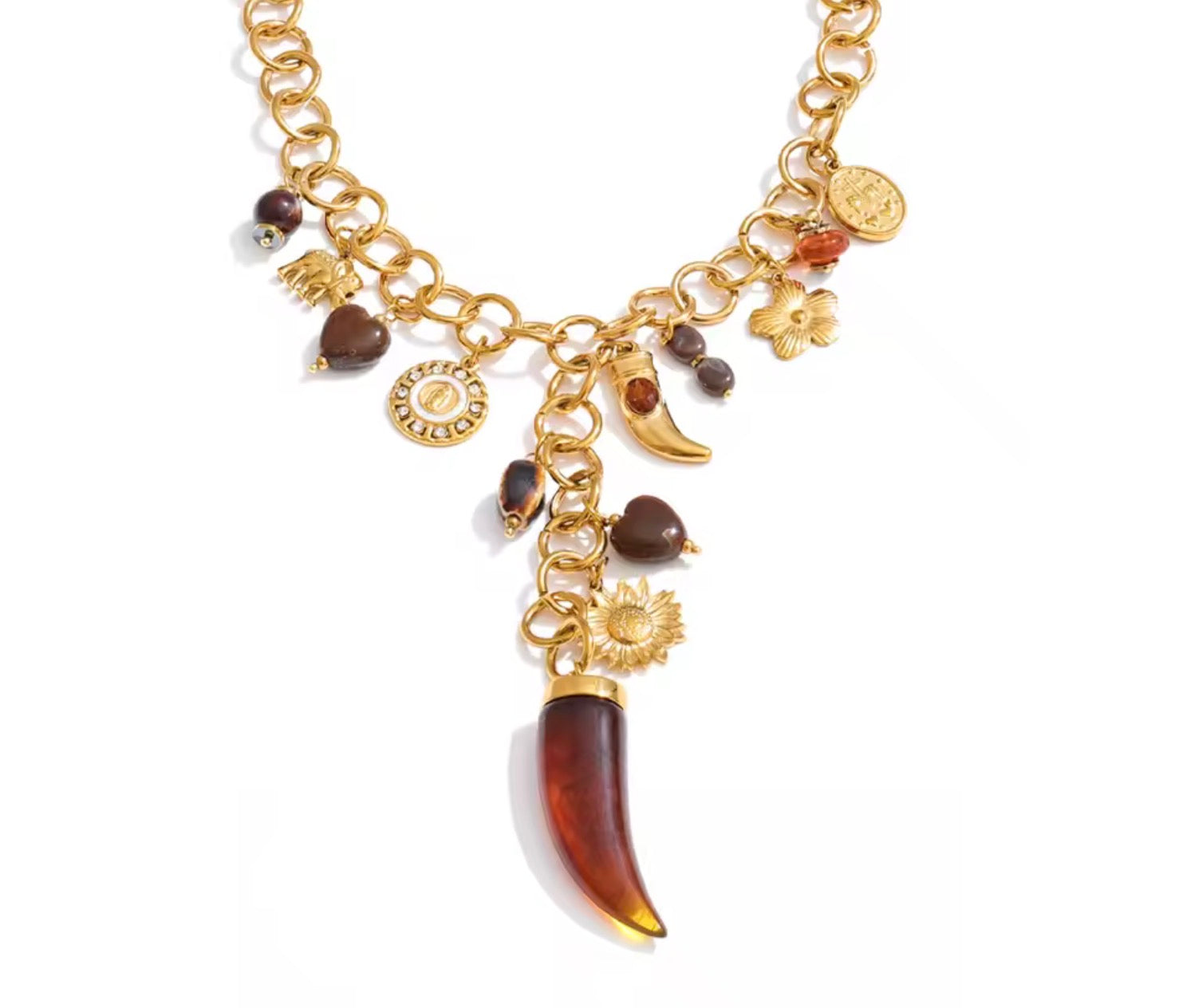 Collana charm con pendente corno e dettagli caldi.
Un gioiello ricco di fascino e significato, caratterizzato da una catena importante arricchita da charms simbolici e tonalità calde che ricordano la terra e il sole.

Il protagonista è il pendente a corno, simbolo di protezione e fortuna, accompagnato da cuori, fiori e piccoli dettagli luminosi che rendono questa collana unica e piena di personalità.