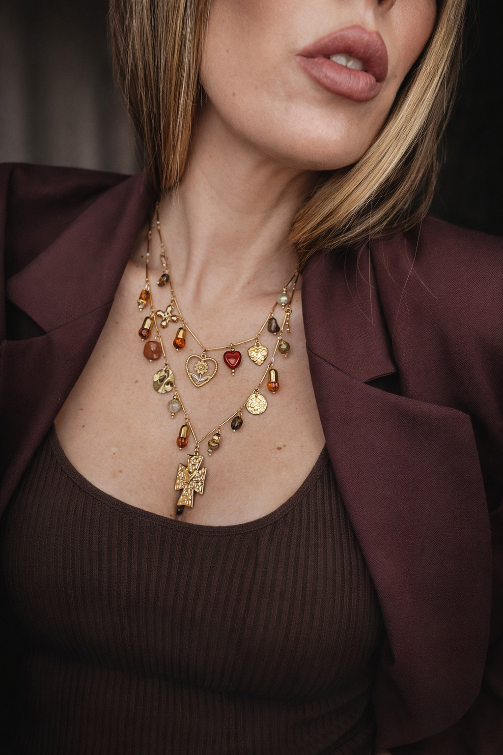 Collana multilayer con charms e dettagli colorati.
Un gioiello ricco di personalità che non passa inosservato: doppia catena con pendenti mixati tra simboli, perle e dettagli colorati per un effetto unico e super stiloso.

Perfetta per dare carattere anche agli outfit più semplici, aggiungendo subito un tocco boho-chic e ricercato.