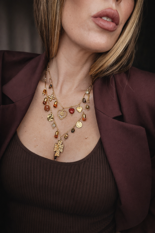 Collana multilayer con charms e dettagli colorati.
Un gioiello ricco di personalità che non passa inosservato: doppia catena con pendenti mixati tra simboli, perle e dettagli colorati per un effetto unico e super stiloso.

Perfetta per dare carattere anche agli outfit più semplici, aggiungendo subito un tocco boho-chic e ricercato.