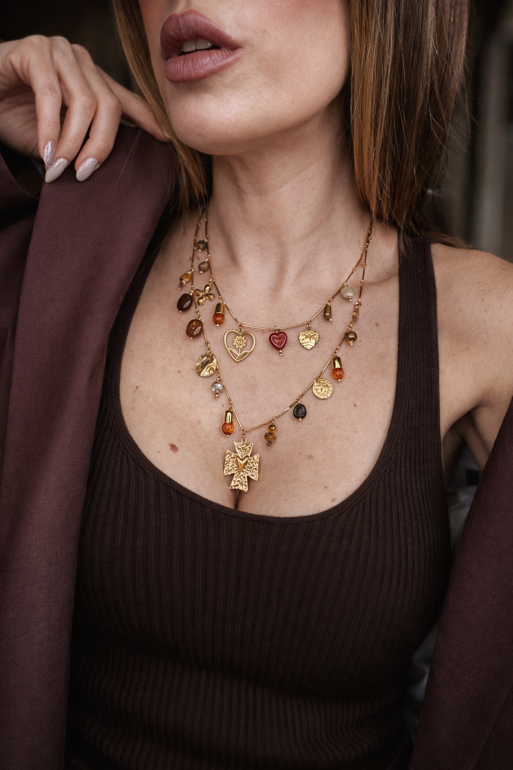 Collana multilayer con charms e dettagli colorati.
Un gioiello ricco di personalità che non passa inosservato: doppia catena con pendenti mixati tra simboli, perle e dettagli colorati per un effetto unico e super stiloso.

Perfetta per dare carattere anche agli outfit più semplici, aggiungendo subito un tocco boho-chic e ricercato.