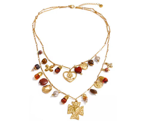 Collana multilayer con charms e dettagli colorati.
Un gioiello ricco di personalità che non passa inosservato: doppia catena con pendenti mixati tra simboli, perle e dettagli colorati per un effetto unico e super stiloso.

Perfetta per dare carattere anche agli outfit più semplici, aggiungendo subito un tocco boho-chic e ricercato.