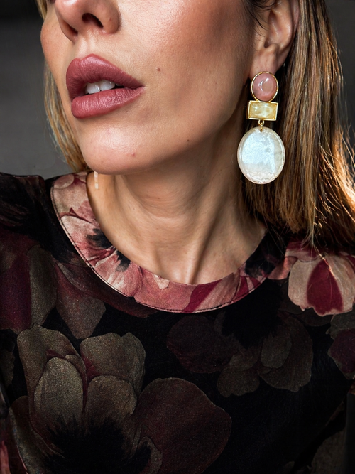 Orecchini pendenti effetto marmorizzato nei toni pastello.
Eleganti ma con un tocco creativo, questi orecchini uniscono forme geometriche e nuance calde per un risultato super raffinato. Le diverse texture effetto marmo creano profondità e movimento, perfette per illuminare il viso con delicatezza