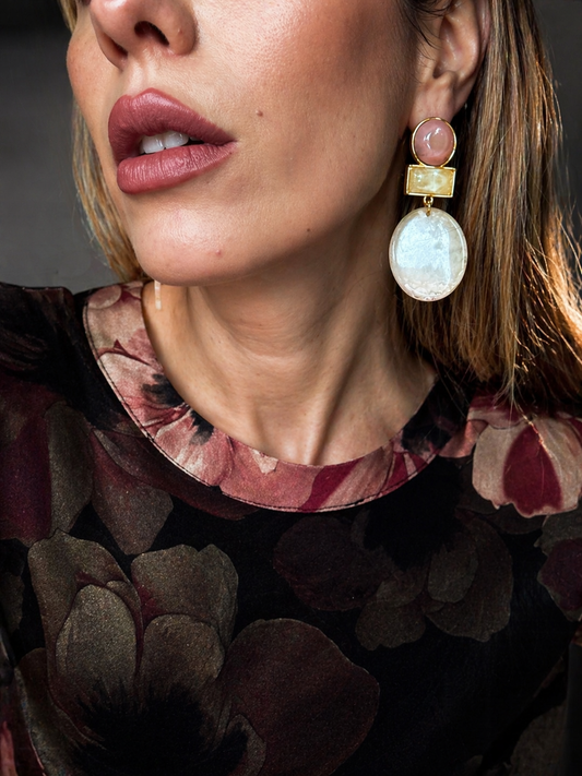 Orecchini pendenti effetto marmorizzato nei toni pastello.
Eleganti ma con un tocco creativo, questi orecchini uniscono forme geometriche e nuance calde per un risultato super raffinato. Le diverse texture effetto marmo creano profondità e movimento, perfette per illuminare il viso con delicatezza