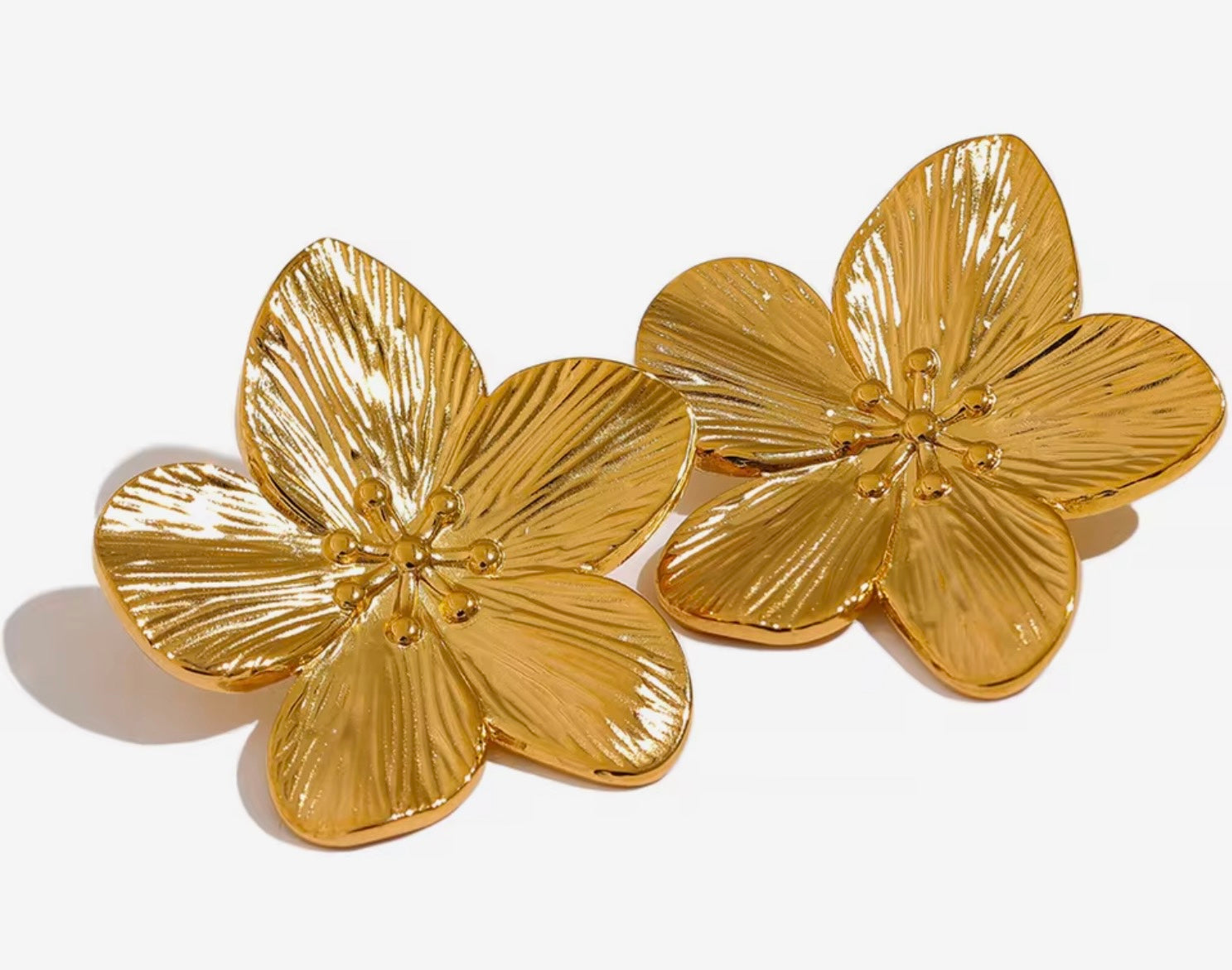 Orecchini a fiore maxi effetto oro.
Decisi, luminosi e super femminili: questi orecchini a fiore sono pensati per non passare inosservati. I petali lavorati creano un bellissimo gioco di luce, donando profondità e un’eleganza raffinata ma d’impatto