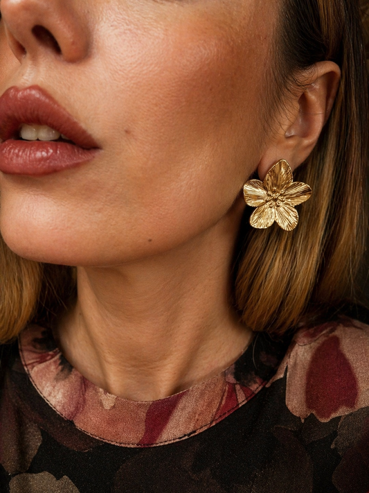 Orecchini a fiore maxi effetto oro.
Decisi, luminosi e super femminili: questi orecchini a fiore sono pensati per non passare inosservati. I petali lavorati creano un bellissimo gioco di luce, donando profondità e un’eleganza raffinata ma d’impatto