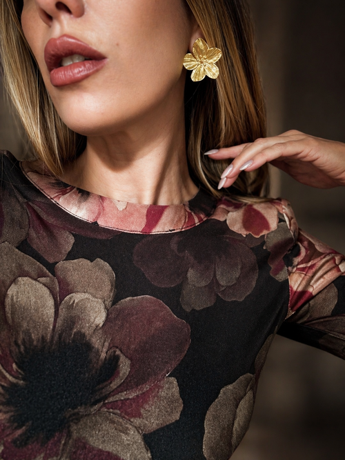 Orecchini a fiore maxi effetto oro.
Decisi, luminosi e super femminili: questi orecchini a fiore sono pensati per non passare inosservati. I petali lavorati creano un bellissimo gioco di luce, donando profondità e un’eleganza raffinata ma d’impatto