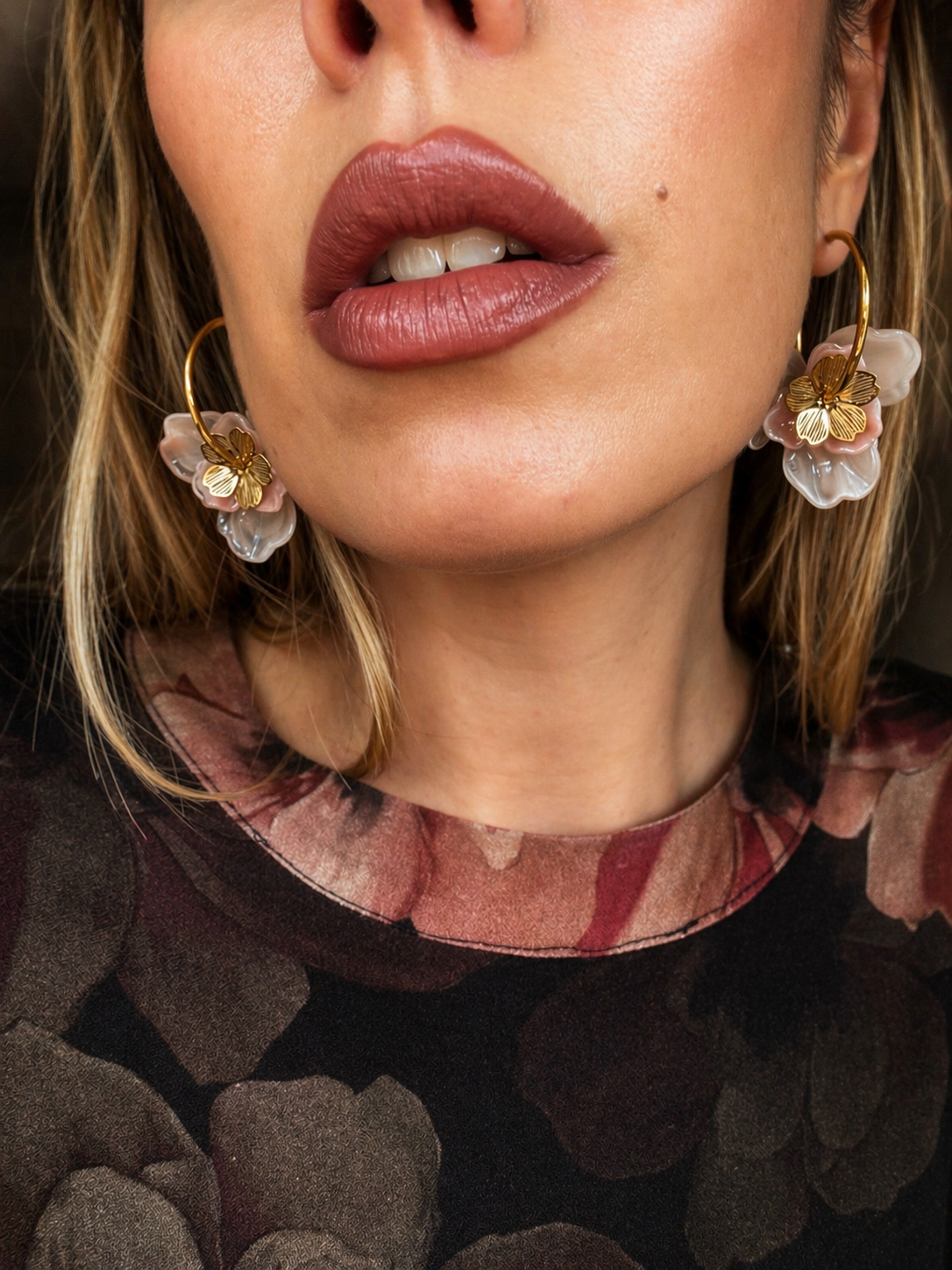 Orecchini a cerchio con fiore rosa in resina.
Romantici e super luminosi, questi orecchini uniscono la delicatezza del fiore in resina trasparente rosa con il tocco elegante del dettaglio gold. Il design a cerchio li rende leggeri e facili da indossare, perfetti per aggiungere un accento femminile e raffinato a qualsiasi look.