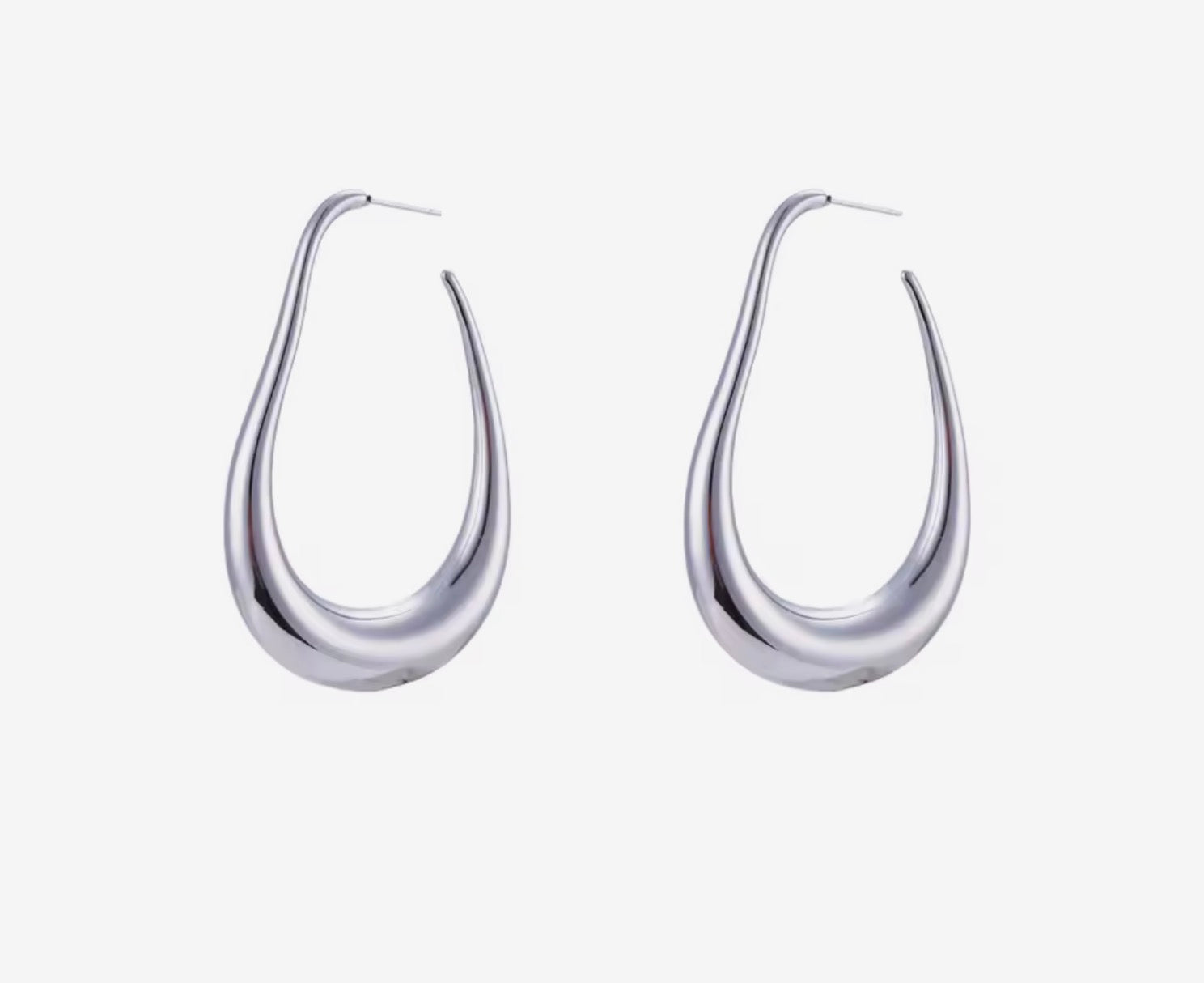 Orecchini a goccia bold dal design minimal.
Puliti, moderni e super versatili: questi orecchini sono il perfetto equilibrio tra semplicità e carattere. La forma a goccia morbida e bombata incornicia il viso con eleganza, rendendoli ideali sia per look quotidiani che più raffinati.

Un vero must-have da avere sempre, perché stanno bene con tutto.