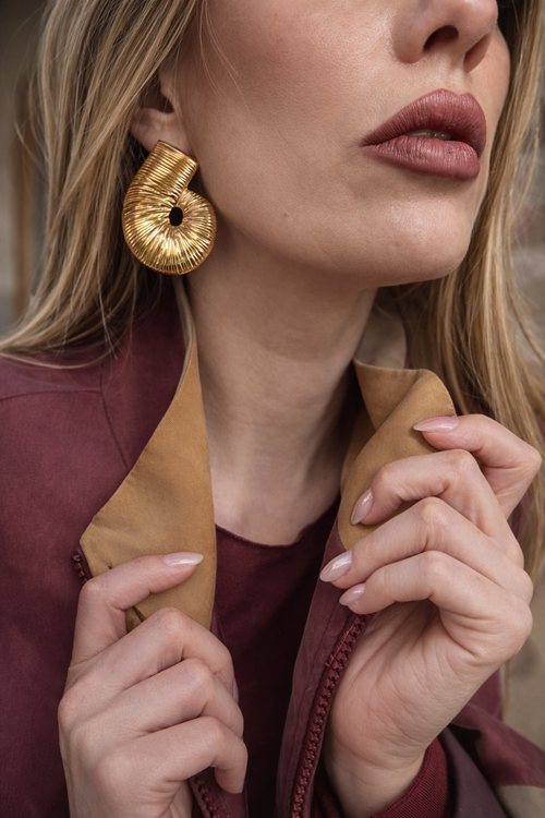 Orecchini scultura effetto spirale.
Un design deciso e contemporaneo che cattura subito lo sguardo: la forma a spirale con texture rigata crea giochi di luce eleganti e un effetto super sofisticato.

Perfetti per chi ama accessori importanti ma raffinati, capaci di valorizzare anche il look più semplice con un tocco moderno e di carattere.