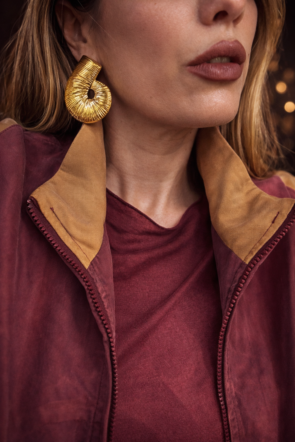 Orecchini scultura effetto spirale.
Un design deciso e contemporaneo che cattura subito lo sguardo: la forma a spirale con texture rigata crea giochi di luce eleganti e un effetto super sofisticato.

Perfetti per chi ama accessori importanti ma raffinati, capaci di valorizzare anche il look più semplice con un tocco moderno e di carattere.