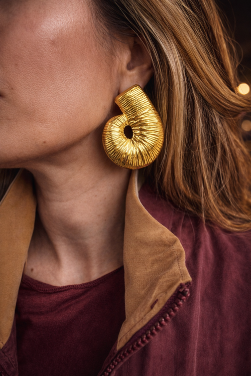 Orecchini scultura effetto spirale.
Un design deciso e contemporaneo che cattura subito lo sguardo: la forma a spirale con texture rigata crea giochi di luce eleganti e un effetto super sofisticato.

Perfetti per chi ama accessori importanti ma raffinati, capaci di valorizzare anche il look più semplice con un tocco moderno e di carattere.