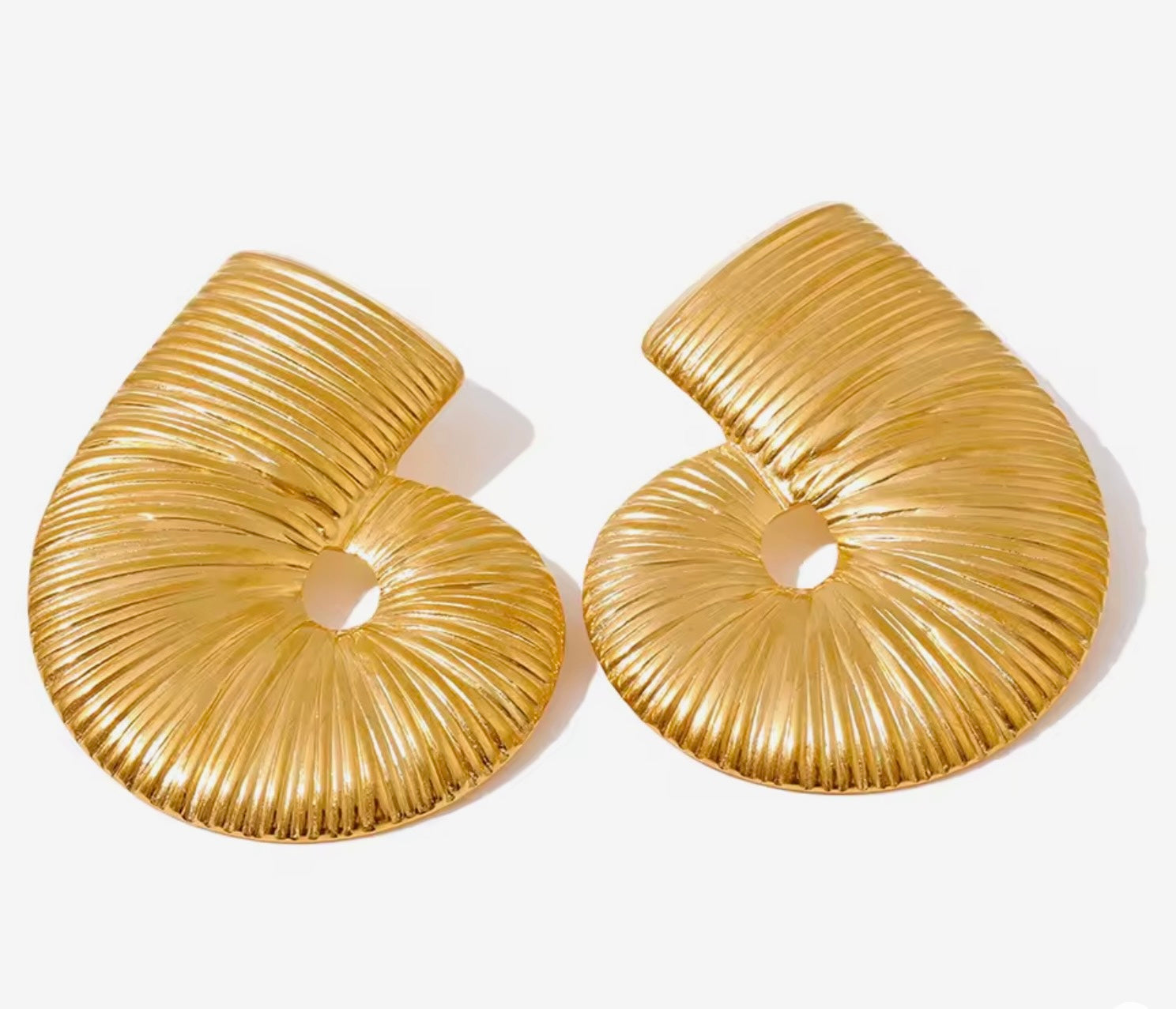 Orecchini scultura effetto spirale.
Un design deciso e contemporaneo che cattura subito lo sguardo: la forma a spirale con texture rigata crea giochi di luce eleganti e un effetto super sofisticato.

Perfetti per chi ama accessori importanti ma raffinati, capaci di valorizzare anche il look più semplice con un tocco moderno e di carattere.