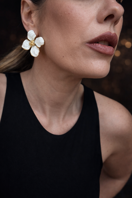 Orecchini a fiore smaltati.
Delicati ma d’impatto, questi orecchini a forma di fiore uniscono eleganza e freschezza. I petali bianchi effetto smalto, incorniciati da profili dorati, creano un contrasto luminoso e raffinato, perfetto per illuminare il viso