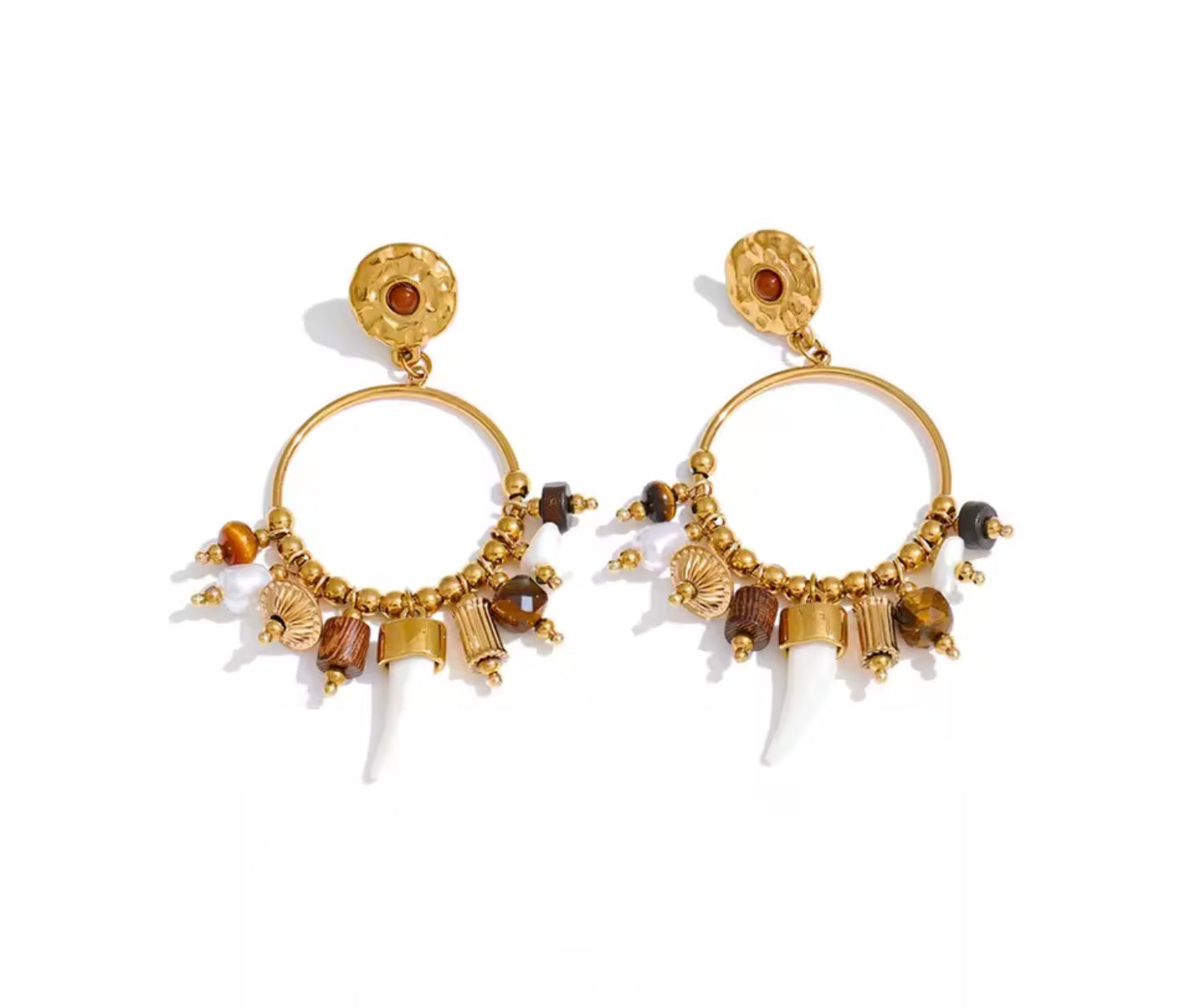 Orecchini a cerchio con charms e dettagli naturali.
Un modello ricco e super scenografico, pensato per chi ama accessori che fanno davvero la differenza. La struttura a cerchio è arricchita da piccoli charms e perline nelle tonalità calde, con un delicato pendente effetto corno che dona carattere e originalità.

Perfetti per dare movimento e personalità anche ai look più semplici, dal giorno alla sera