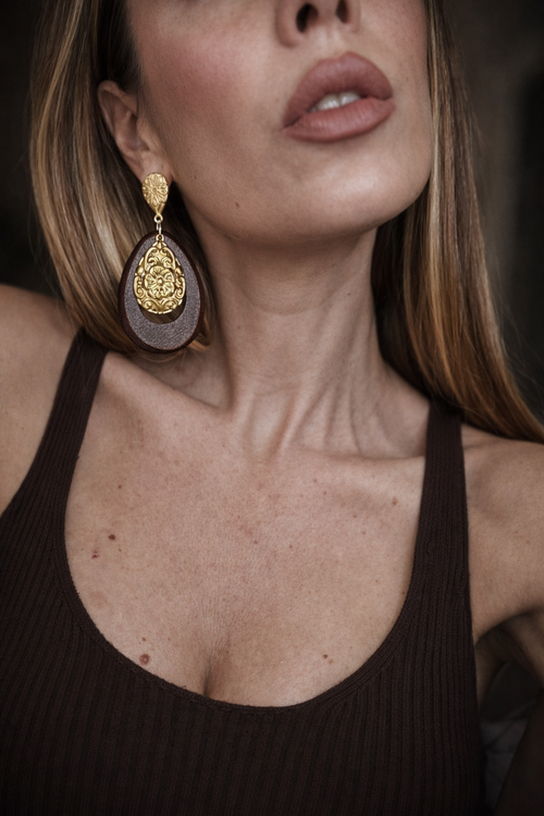 Orecchini effetto boho con inserti lavorati.
Un mix perfetto tra calore e carattere: la forma a goccia con dettaglio effetto legno si unisce alle finiture dorate lavorate, creando un look unico e super ricercato.

Ideali per dare personalità anche agli outfit più semplici, soprattutto con tonalità neutre o calde.