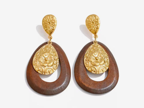 Orecchini effetto boho con inserti lavorati.
Un mix perfetto tra calore e carattere: la forma a goccia con dettaglio effetto legno si unisce alle finiture dorate lavorate, creando un look unico e super ricercato.

Ideali per dare personalità anche agli outfit più semplici, soprattutto con tonalità neutre o calde.